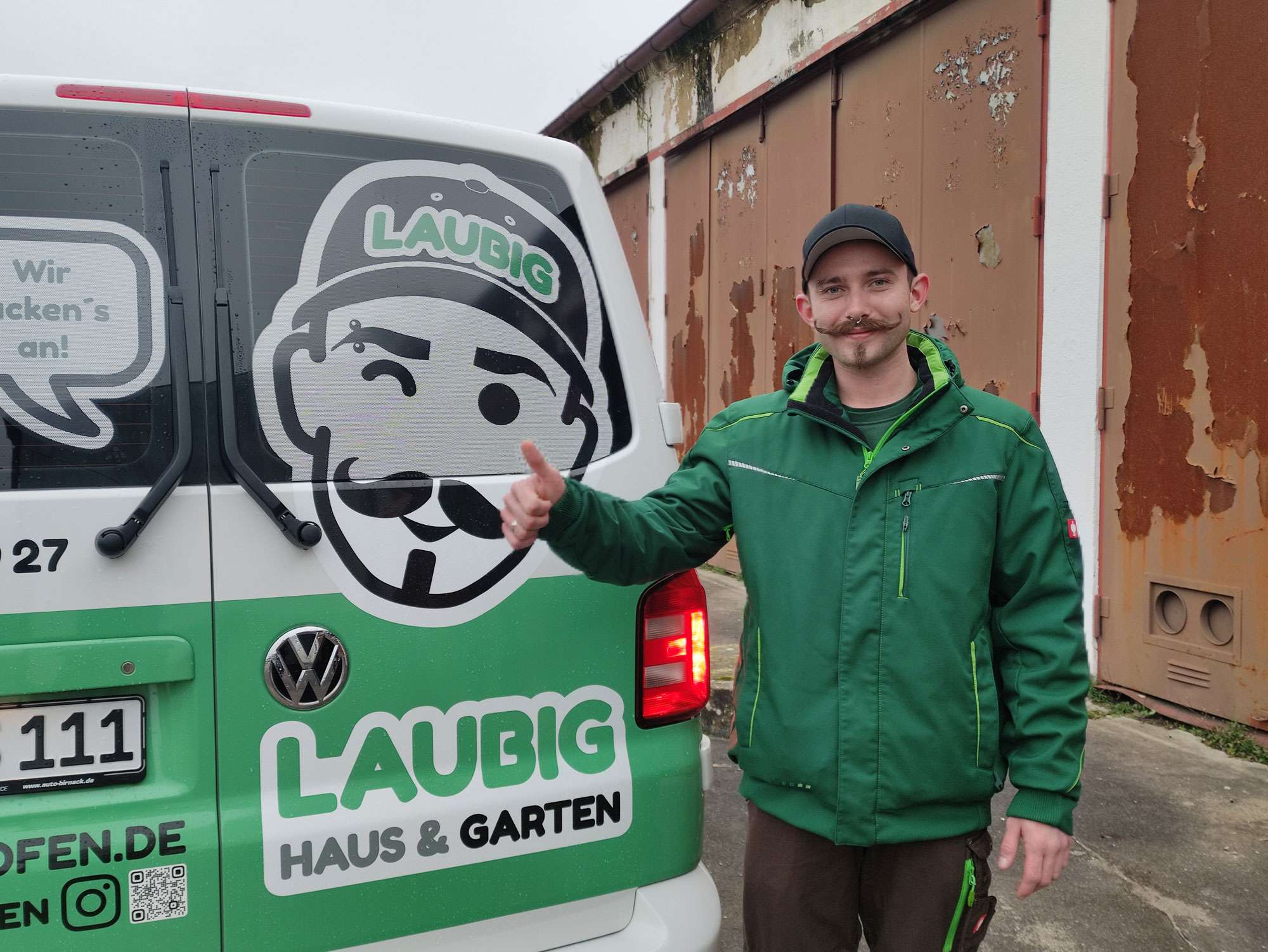Timo Laubig freut sich über sein Haus und Garten Unternehmen.